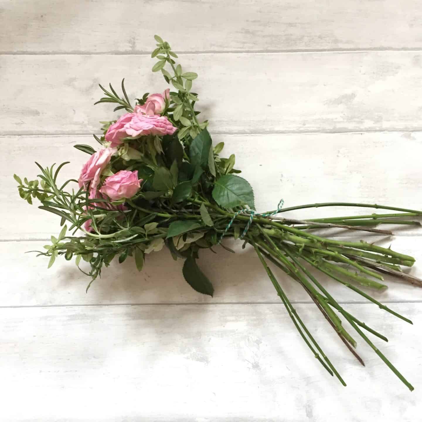 How to arrange flowers: handmade arrangement