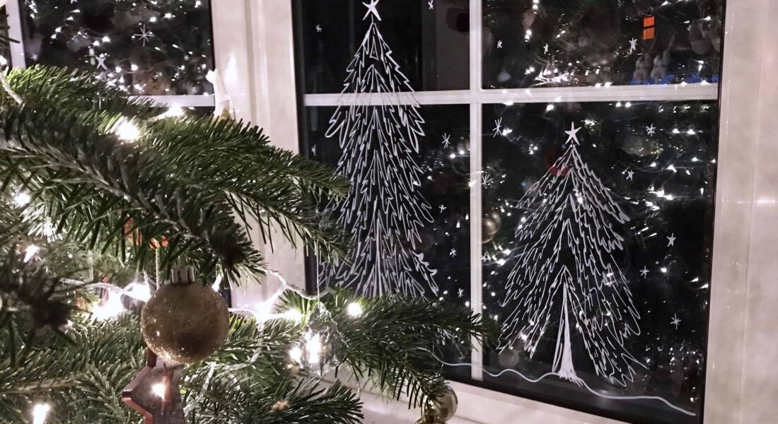 How to decorate your windows for Christmas with chalk pens